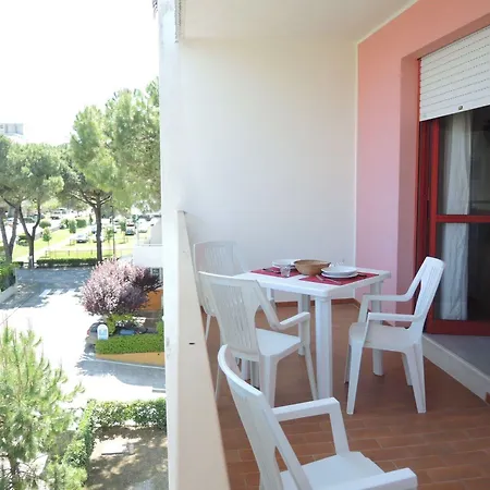 Renewed Two-roomed Flat With Swimming Pool Appartement